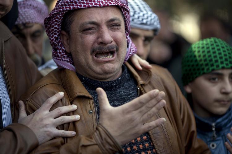 BEGRAVELSE. Familiemedlem i sorg under bisættelsen af et offer for en af den syriske hærs snigskytter i Idlib-regionen. 