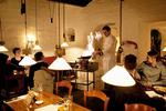Hyggeligt. Der er lunt, og stemningen er god på Restaurant Bøf &amp; Ost, som holder fast i det gamle bistrokoncept. Desværre er de klassiske retter ikke helt skarpe nok. 