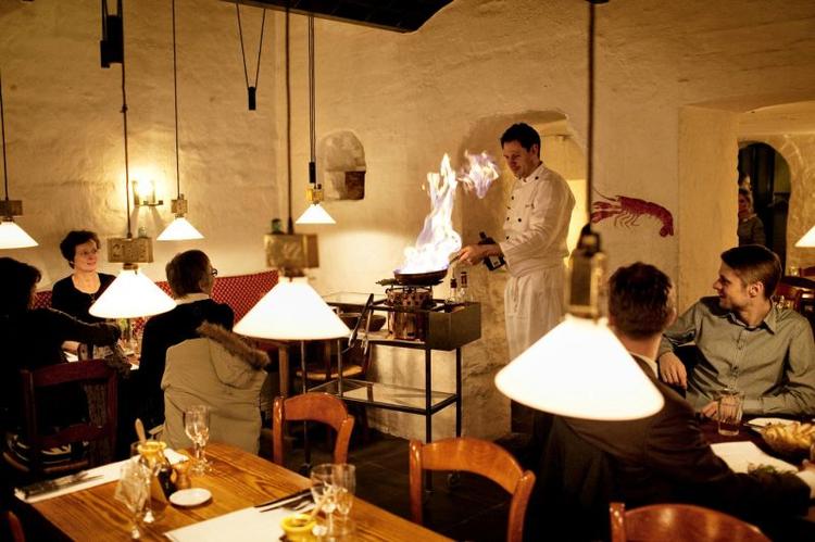 Hyggeligt. Der er lunt, og stemningen er god på Restaurant Bøf &amp; Ost, som holder fast i det gamle bistrokoncept. Desværre er de klassiske retter ikke helt skarpe nok. 