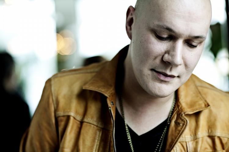 Hitmager. Kato har arbejdet sammen flere store stjerner og blandt andet været hjælpedommer i årets udgave af X Factor. 