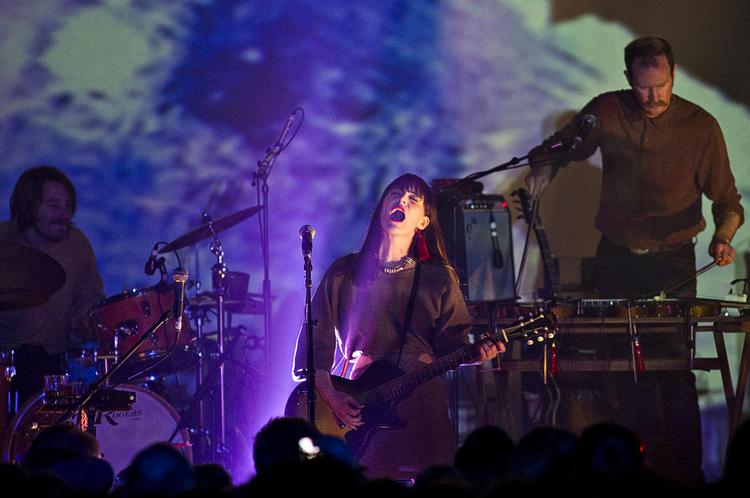 Stemmen. Hvor Feists vokal kan virke skrøbelig på cd, præsterede hun live en  varieret og temperamentsfuld stemme, der kan det meste. 