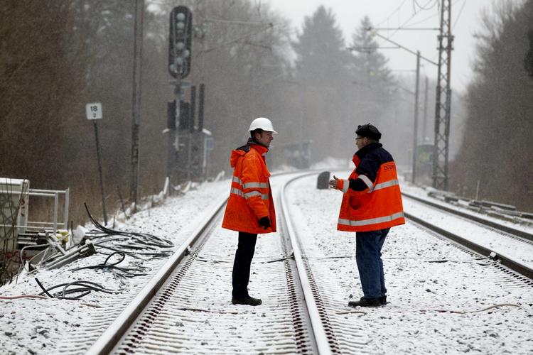 TOGSTOP. Teknikere fra Banedanmark inspicerer gerningsstedet efter et kabeltyveri ved Holte Station. Nu er en strækning på den svenske stambane lukket på grund af kabeltyve. 