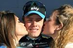 Kys. Norske Edvald Boasson Hagen fik kindkys efter dagens etapesejr i Tirreno-Adriatico. 