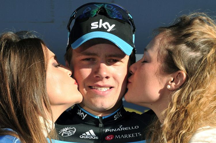 Kys. Norske Edvald Boasson Hagen fik kindkys efter dagens etapesejr i Tirreno-Adriatico. 