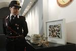 KUNSTTYVERIER. Italiensk politi har fra tid til anden held til at få fingre i stjålne kunstværker. Her ses betjent ved antikvitet, genfundet af politiet. 