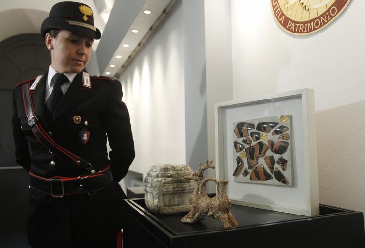 KUNSTTYVERIER. Italiensk politi har fra tid til anden held til at få fingre i stjålne kunstværker. Her ses betjent ved antikvitet, genfundet af politiet. 