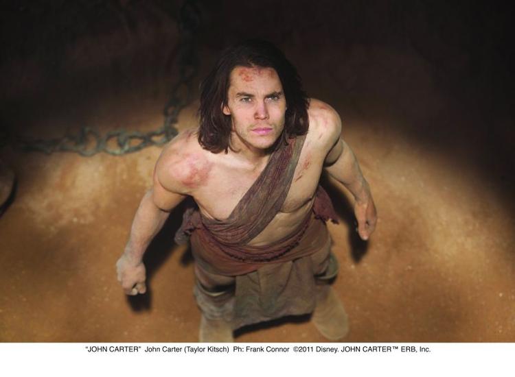 Komisk. Ambitionerne fejler ikke noget, når Disney filmatiserer 'John Carter' 100 år efter historien udkom som bog. Desværre gør moderne computerteknologi ikke noget for den forældede historie. 