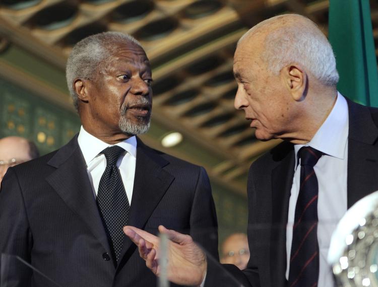 Fredsforhandler. Kofi Annan (tv.) er udsendt af USA og Den Arabiske Liga, hvis chef, Nabil Alaraby, han her taler med under et møde i Cairo forud for Annans rejse til Syrien. 