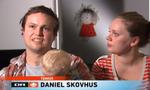 Politiker. Daniel Skovhus, der i går i TV-Avisen blev fremstillet som ganske almindelig far, der ikke tager barsel på grund af angst for at blive fyret, er i virkeligheden politiker hos Enhedslisten. En skandale, mener Venstre. 