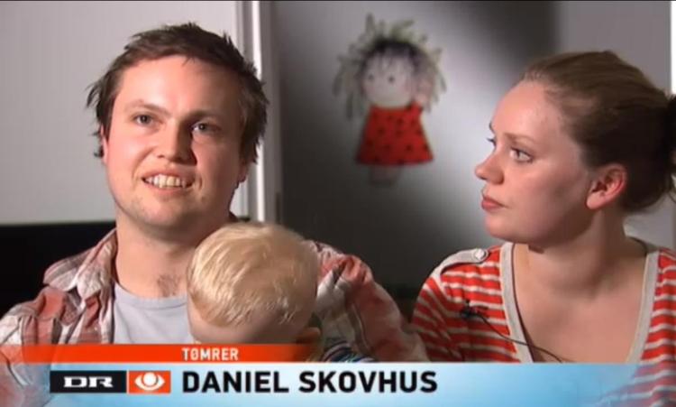 Politiker. Daniel Skovhus, der i går i TV-Avisen blev fremstillet som ganske almindelig far, der ikke tager barsel på grund af angst for at blive fyret, er i virkeligheden politiker hos Enhedslisten. En skandale, mener Venstre. 