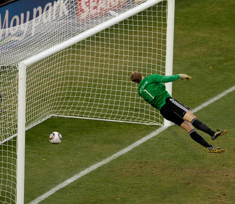 Mållinje. Tysklands målmand Manuel Neuer måtte se Englands Frank Lanmpards spark stryge i mål under VM i Sydafrika. Desværre så hverken dommer eller linjevogter scoringen. Det må ikke ske igen, mener Fifas præsident Sepp Blatter. 