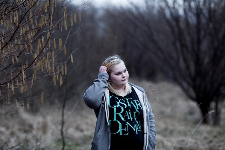 Vi skal møde 15-årige Julie og hendes far Henrik. Julie lider af tvangstanker og  tvangshandlinger. VI skal høre, hvad de tanker og handlinger går ud på, hvordan hun takler dem, og havd det betyder for hendes forhold til kammerater. 