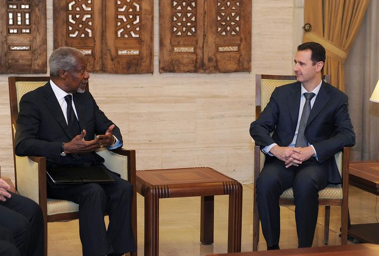 Fred? Den tidligere FN-chef Kofi Annan (tv) mødtes i Damaskus med Syriens præsident Bashar al-Assad (th) for at opfordre til våbenhvile i Syrien. 