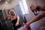 Sol på dåse. 21-årige Christina Lykke fra Gentofte pifter gerne kuløren op med selvbruner, hvis hun skal til fest, og om sommeren, når benene skal vises frem. Hun kan dog ikke undvære en tur i solariet fra tid til anden. 