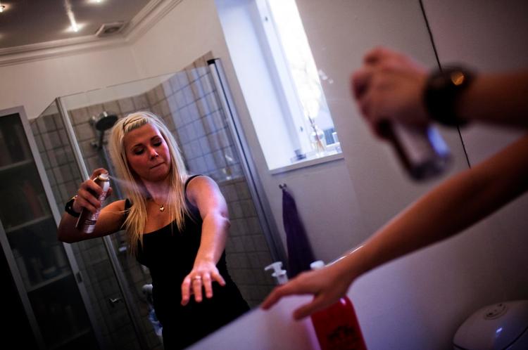 Sol på dåse. 21-årige Christina Lykke fra Gentofte pifter gerne kuløren op med selvbruner, hvis hun skal til fest, og om sommeren, når benene skal vises frem. Hun kan dog ikke undvære en tur i solariet fra tid til anden. 