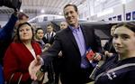 Ensom. Rick Santorum er den eneste af favoritterne, der laver kampagne forud for nattens valg i delstaten Kansas. Romney har droppet det og er taget videre. Foto: Eric Gay/AP 