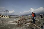 EFTERSØGNING. I Rikuzentakata blev der i fredags søgt efter overlevende i ruinerne efter sidste års tsunami. 1.500 af byens 24.000 indbyggere omkom. i dag er det præcist et år siden, at tsunamien skyllede ind over land. 