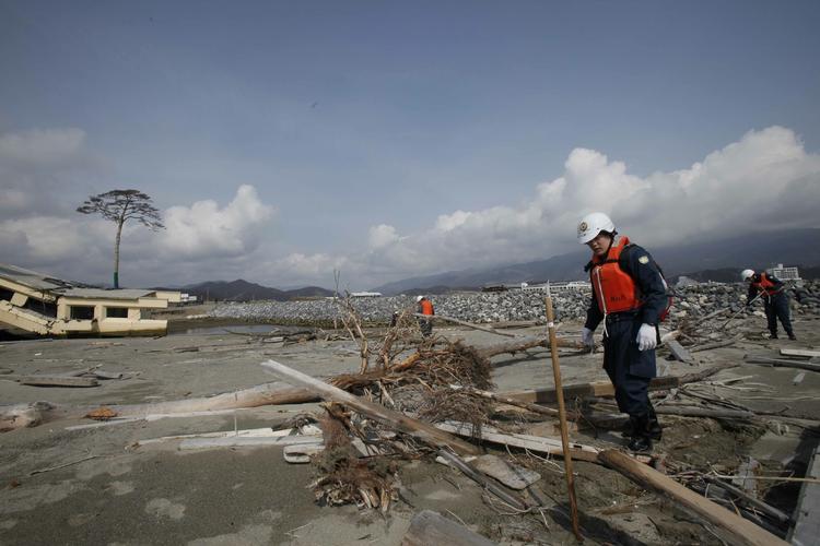 EFTERSØGNING. I Rikuzentakata blev der i fredags søgt efter overlevende i ruinerne efter sidste års tsunami. 1.500 af byens 24.000 indbyggere omkom. i dag er det præcist et år siden, at tsunamien skyllede ind over land. 