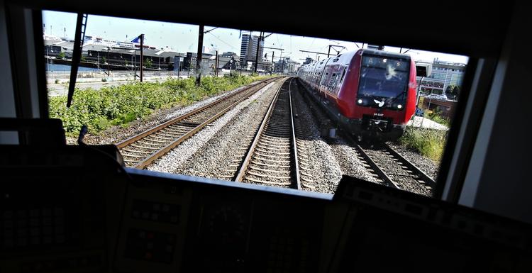 Påkørsler. Mange vælger for tiden at springe ud foran tog. For lokomotivførerne kan det være ødelæggende. Arkivfoto. 