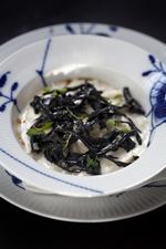 Appetiteligt? Stenalderrisotto lavet af selleri og en dessert uden brug af sukker, og brød uden brug af mel. Sådan kan Thomas Rode Andersen lide sin mad. 