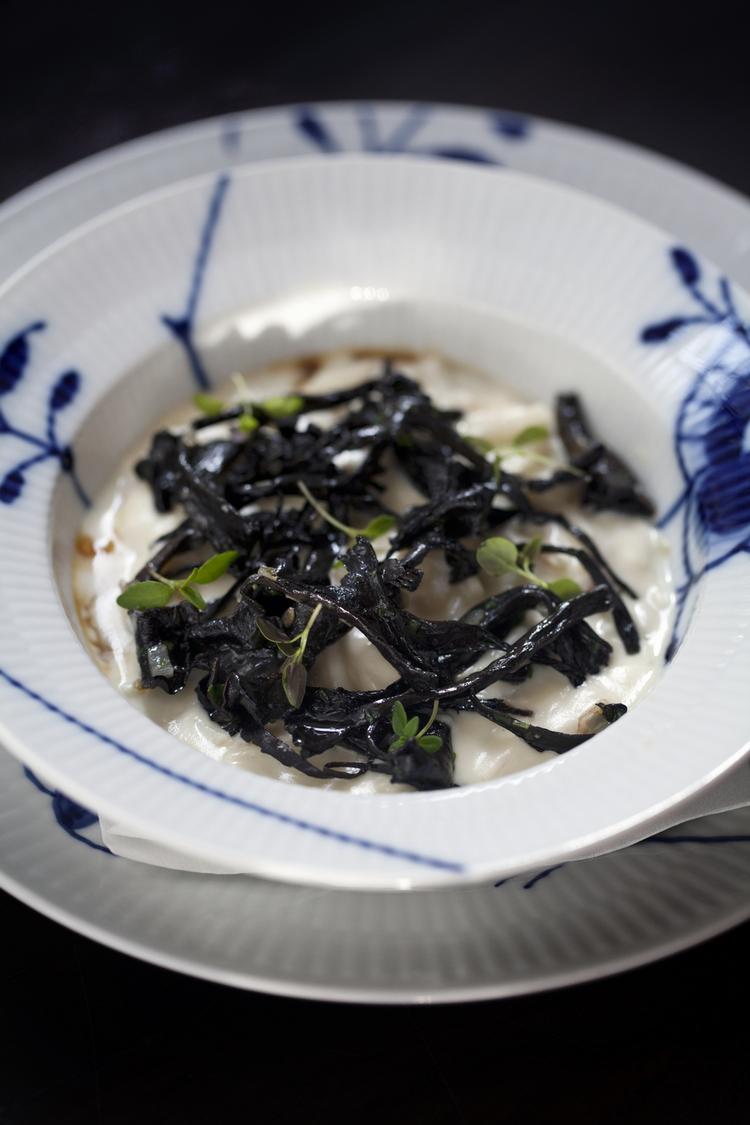 Appetiteligt? Stenalderrisotto lavet af selleri og en dessert uden brug af sukker, og brød uden brug af mel. Sådan kan Thomas Rode Andersen lide sin mad. 