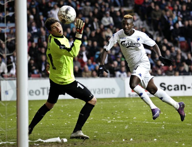 1-0. Et hovedstødsmål af Dame N'Doye sendte bolden forbi Nathan Coe og FCK på sejrskurs. 