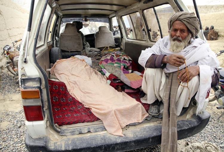 Massakre. En amerikansk soldat skyder og dræber 16 civile i Kandaharprovinsen i Afghanistan. Liget i bilen er angiveligt et af ofrene. 