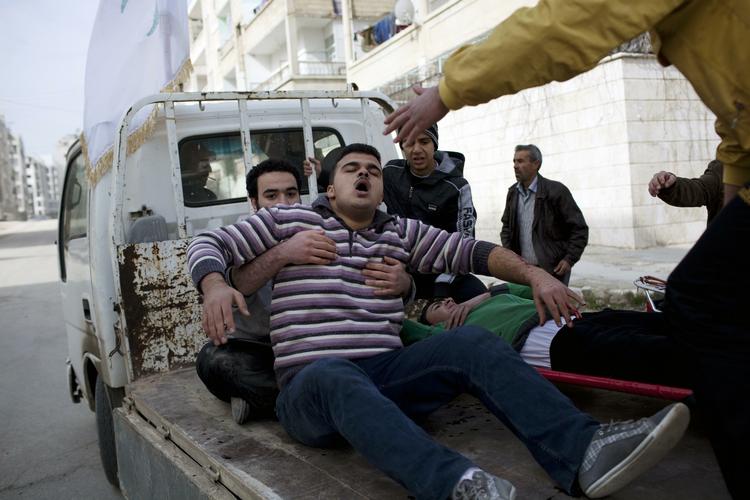 Kampe. Oprørsbastionen Idlib har været under hårdt angreb i weekenden. Her bliver en såret oprører kørt væk. 