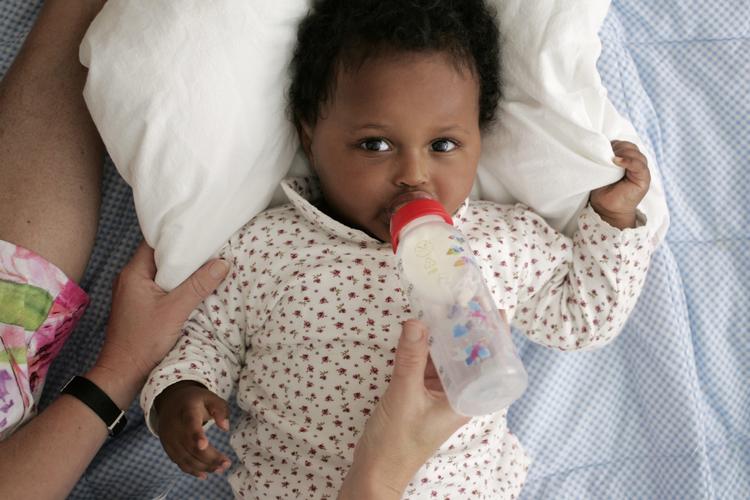 risiko. Ny undersøgelse viser, at de nye typer plastik, som bruges til sutteflasker, indeholder et hav af forskellige stoffer, hvoraf flere kan være skadelige for små børn. 