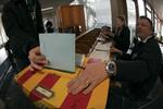 Afstemning. En mand afgiver sin stemme ved gårsdagens schweiziske - og lettere usædvanlige - valg. 