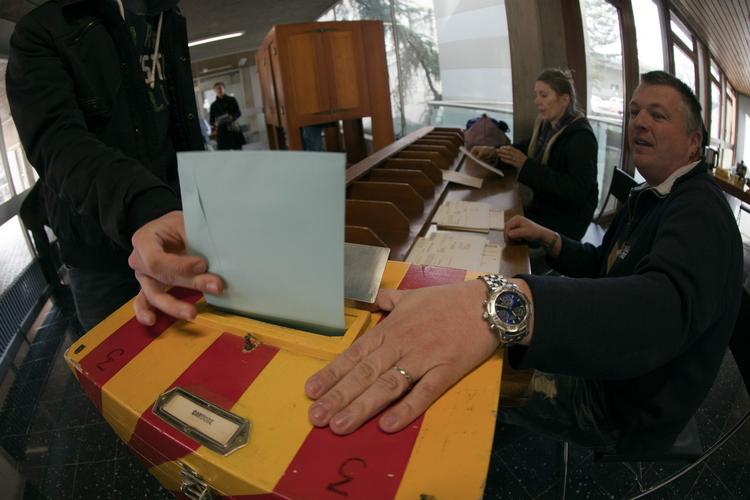 Afstemning. En mand afgiver sin stemme ved gårsdagens schweiziske - og lettere usædvanlige - valg. 