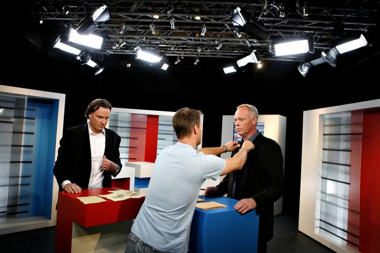 Overbevisning. I programmet 'Mogensen og Kristiansen' på TV 2 News er scenografien delt op i rød og blå. Det bør være lige så tydeligt, hvilke kommentatorer der har hvilken farve, mener direktør. 