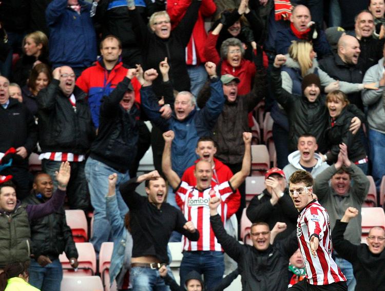 Maskemanden. Bendtner sørgede for sej over Liverpool i lørdags, men måtte udgå skadet med det, der lignede et vrid i det ene knæ. 