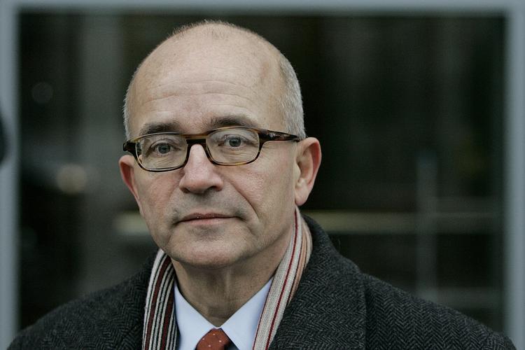 Anklager. Som udspørger i Skattekommission får advokat Lars Kjeldsen anklagerens rolle. 