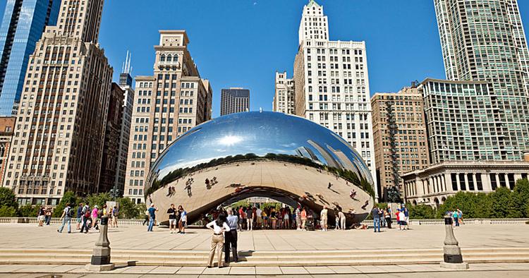 BØNNESPIRE. Kunstværket The Bean er det centrale samlingspunkt i Chicagos grønne område Millenium Park, der stod færdigt i 2004. 