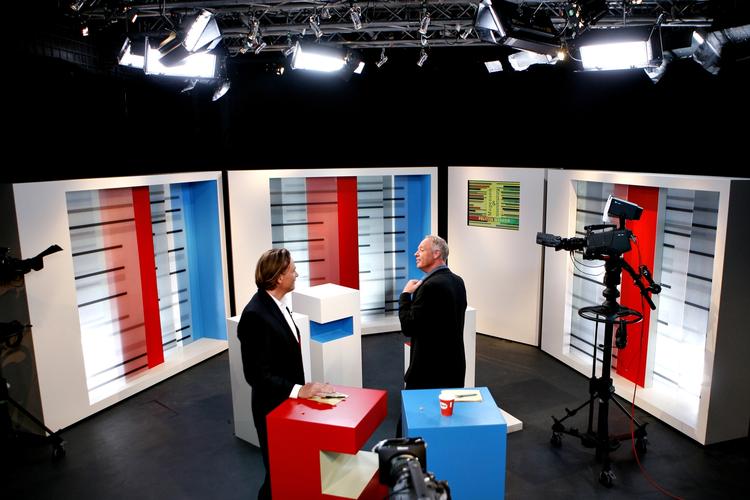 Kommentator. Se her, om kommentatorer vil afsløre, hvilket blok de helst ser sidde i regering. 