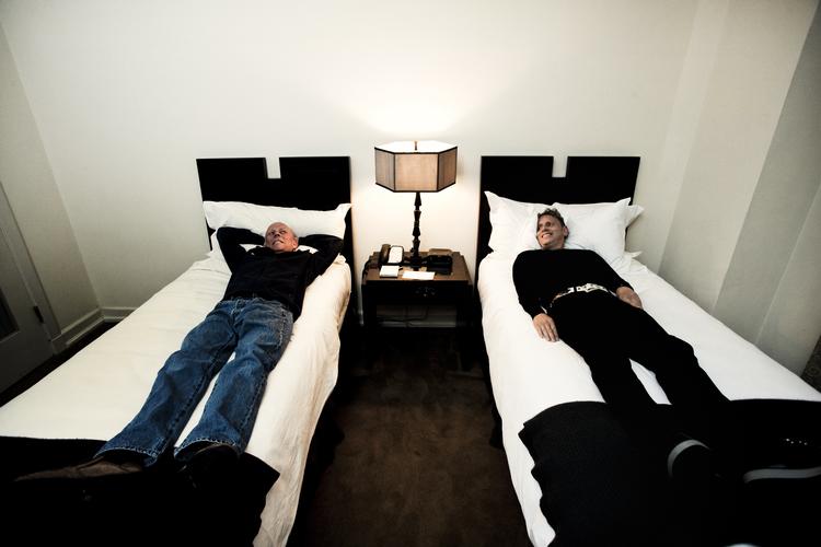 Gensyn. Martin Gore (th.) og Vince Clarke har stillet hinanden opgaven: Kan vi lave technomusik uden at have gjort det før? Svaret er et tøvende tjoh. 