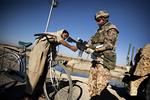 krig. En soldat i Helmand-provinsen i Afghanistan. 