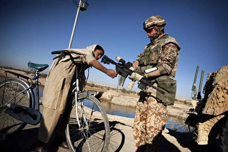 krig. En soldat i Helmand-provinsen i Afghanistan. 