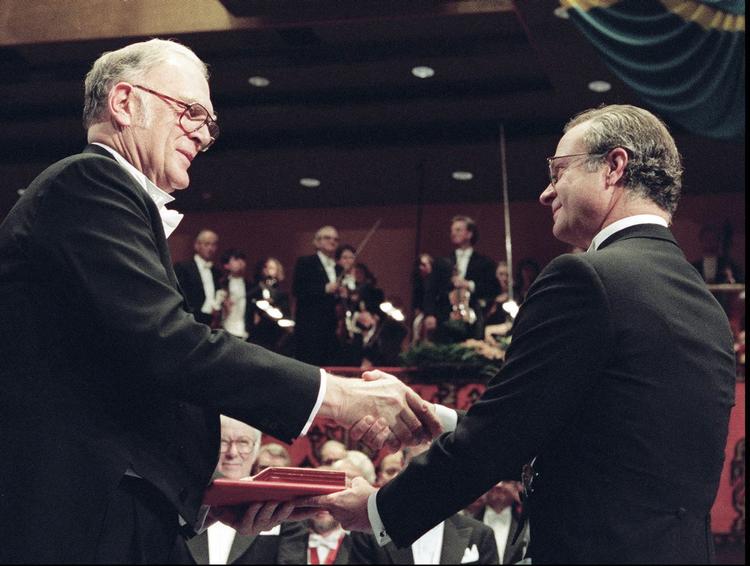 OZON. Rowland vandt Nobelprisen i kemi i 1995. Nu er han død. 84 år gammel. 