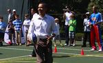 Sportslig. Barack Obamas forkærlighed for basketball er velkendt. Her dribler han i han haven ved Det Hvide Hus. 