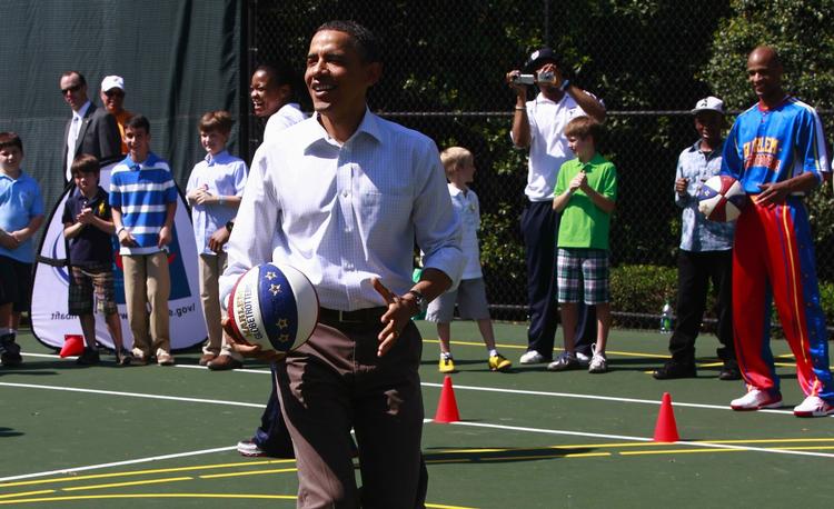 Sportslig. Barack Obamas forkærlighed for basketball er velkendt. Her dribler han i han haven ved Det Hvide Hus. 