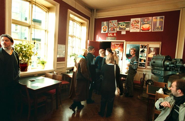 Digitalisering.  De små kunstbiografer kæmper med finansiering af overgang til digitalt udstyr i deres biografsale.  Her er det et billede fra cafeen i Øst for Paradis i Aarhus. 