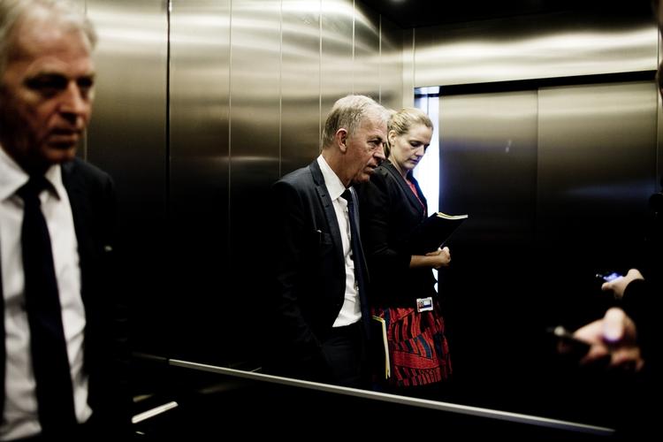 politik. Partiformand og udenrigsminister Villt Søvndal (SF) møder kritik fra baglandet. 