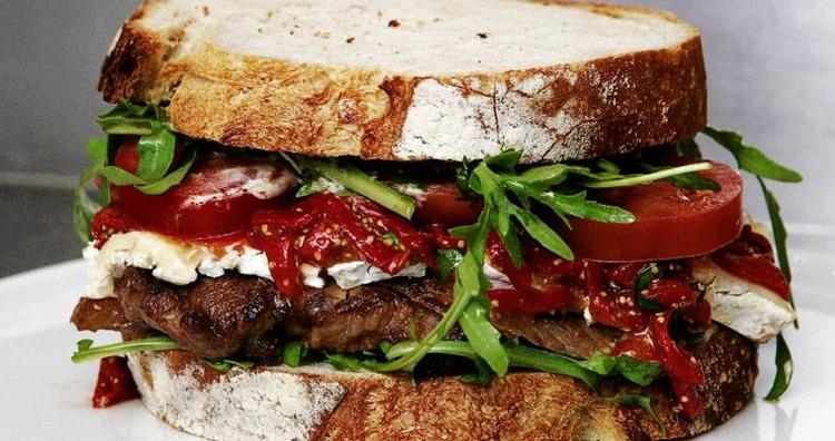 En sandwich er et hurtigt og lækkert måltid, og i denne kan du spise den med svinekæber i Seattle eller pastrami ved strandkanten på O'ahu, Hawaii. 