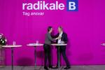 Samarbejde. Flere lokalformænd fra SF mener, at Socialdemokraterne og de radikale trækker SF for langt mod højre. Her er det partilederne Margrethe Vestager (R) og Villy Søvndal (SF) under det radikale nytårstræf på Nyborg Strand. 