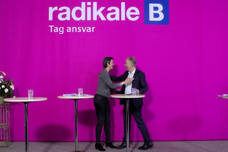 Samarbejde. Flere lokalformænd fra SF mener, at Socialdemokraterne og de radikale trækker SF for langt mod højre. Her er det partilederne Margrethe Vestager (R) og Villy Søvndal (SF) under det radikale nytårstræf på Nyborg Strand. 