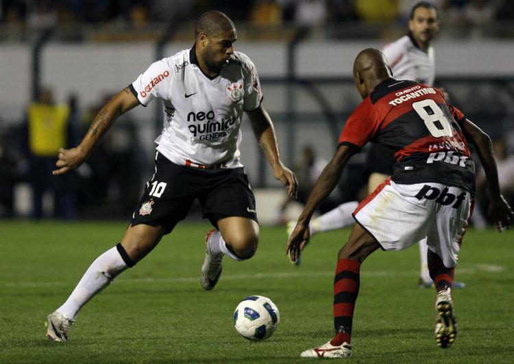 Kontroversiel. Adriano (t.v.) nåede blot at spille 7 kampe og score 2 mål for Corinthians. 