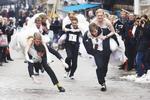 PARLØB. Det københavnske brudepar lå ellers til sikker sejr. Men her snubler gommen på gågaden i Vejle. 