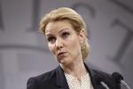 politik. Statsminister Helle Thorning-Schmidt (S) bakker op om de dystre forudsigelser fra udenrigsminister Villy Søvndal (SF). 